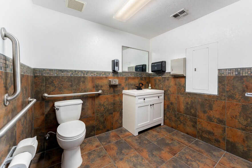 More Photos Of 1906 N Higley Rd, Mesa Flex For Sale