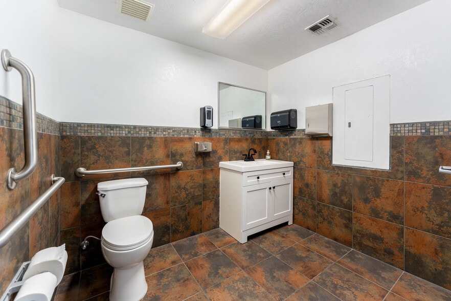 More Photos Of 1906 N Higley Rd, Mesa Light Distribution For Sale
