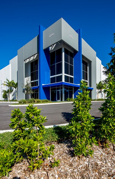 More Photos Of 21301 NW 47th Ave, Miami Gardens Warehouse For Lease