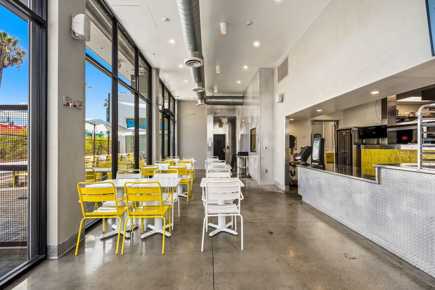 More Photos Of 465 N Fairfax Ave, Los Angeles Fast Food For Lease