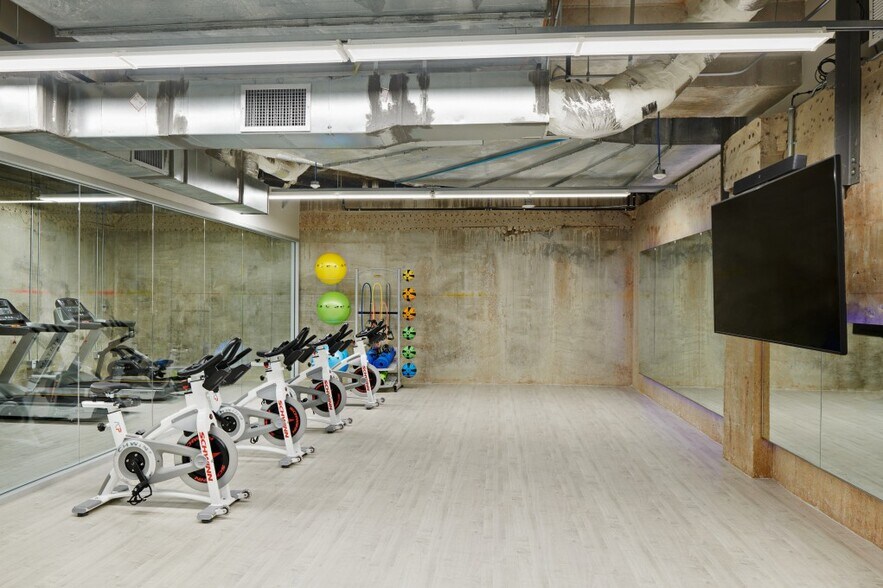 More Photos Of 10999 W IH-10, San Antonio Office For Lease