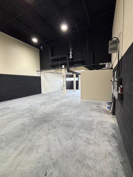Primary Photo Of 585 Hanlon Creek Blvd, Guelph Showroom For Lease