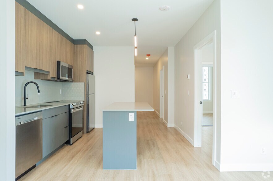 More Photos Of 909 5 Av SW, Calgary Apartments For Lease