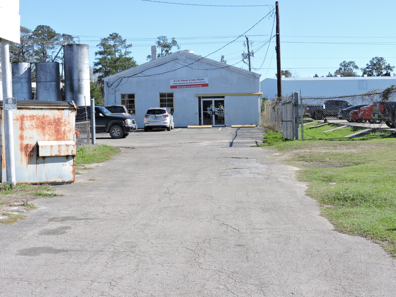 More Photos Of 1170 W Us-90, Lake City Light Distribution For Sale