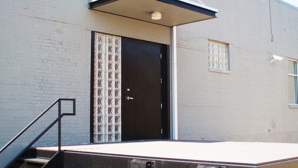 More Photos Of 2404-2410 Farrington St, Dallas Showroom For Lease