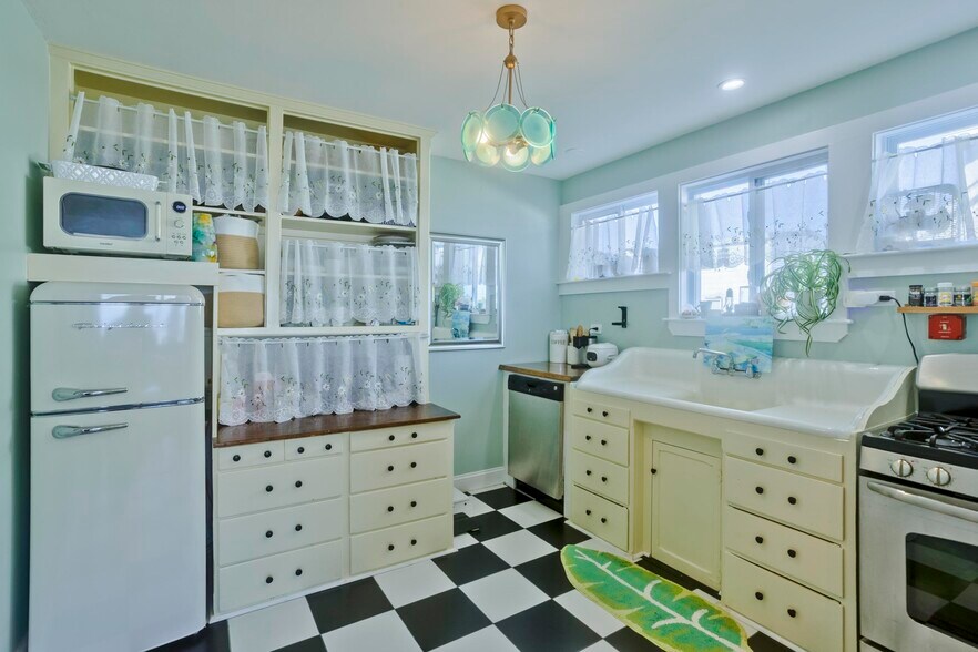 More Photos Of 265 Commercial St, Provincetown Flex For Sale