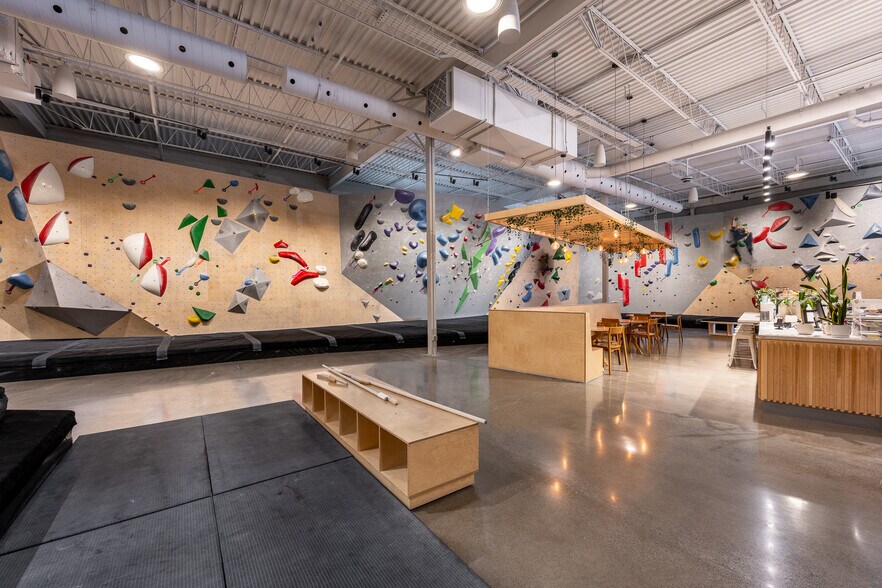 More Photos Of 5600 Av De Gaspé, Montréal Manufacturing For Sale