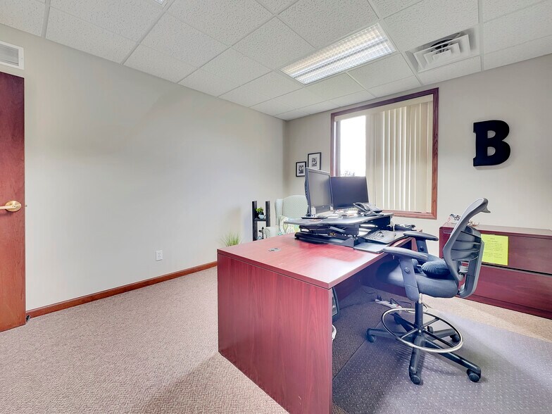 More Photos Of 808 4th St NE, Hampton Office For Sale