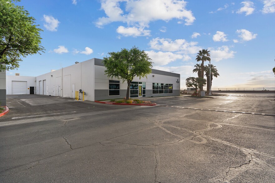 More Photos Of 6263-6281 Dean Martin Dr, Las Vegas Showroom For Lease