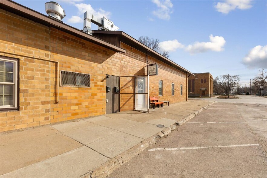 More Photos Of 1034 8th St, Onawa Bar For Sale