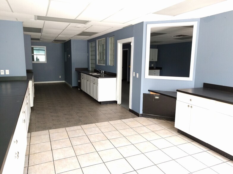 More Photos Of 3081 SE Dominica Ter, Stuart Manufacturing For Lease