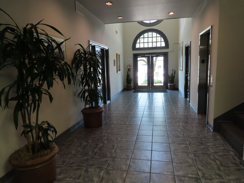 More Photos Of 1636 N Hampton Rd, DeSoto Office For Lease