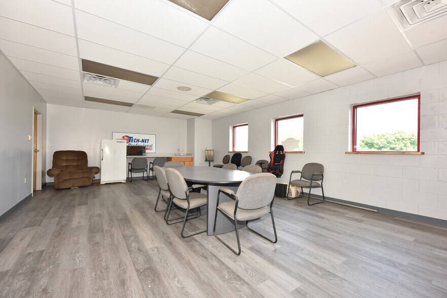 More Photos Of 820 W Sumner St, Hartford Auto Repair For Sale