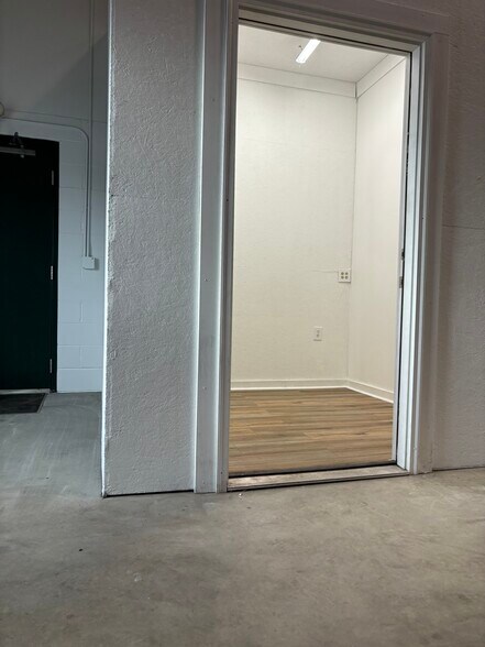 More Photos Of 12801 Silver Lake Rd, Brighton Manufacturing For Sale