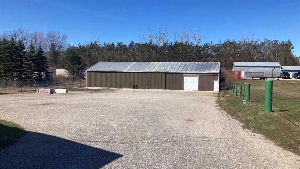 More Photos Of 9821 N US Highway 31, Ellsworth Showroom For Sale