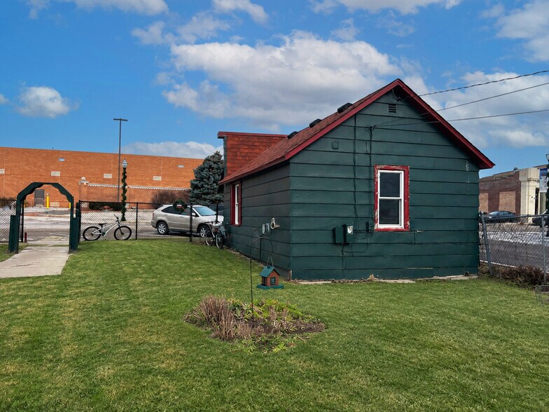 More Photos Of 3937-3939 Main St, McHenry Apartments For Sale