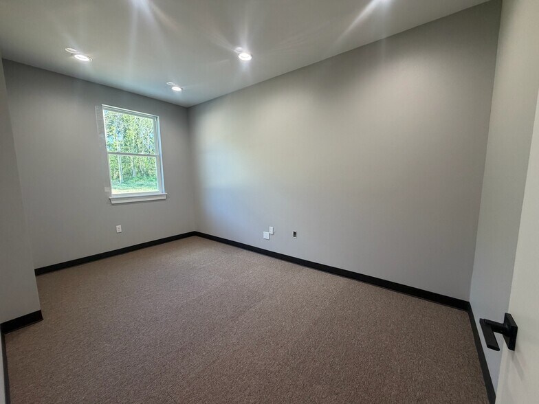 More Photos Of 225 Breck Dr, Stonewall Office For Lease