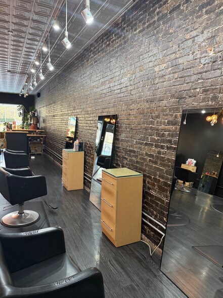 More Photos Of 2209 E State St, Rockford General Retail For Lease