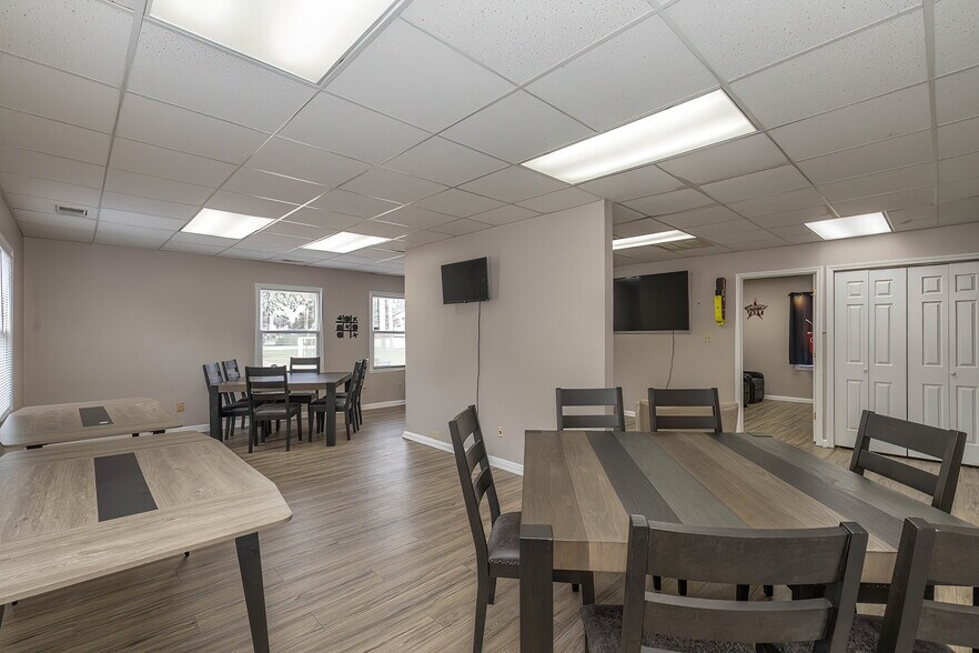 More Photos Of 1026 N Mitthoeffer Rd, Indianapolis Office For Sale