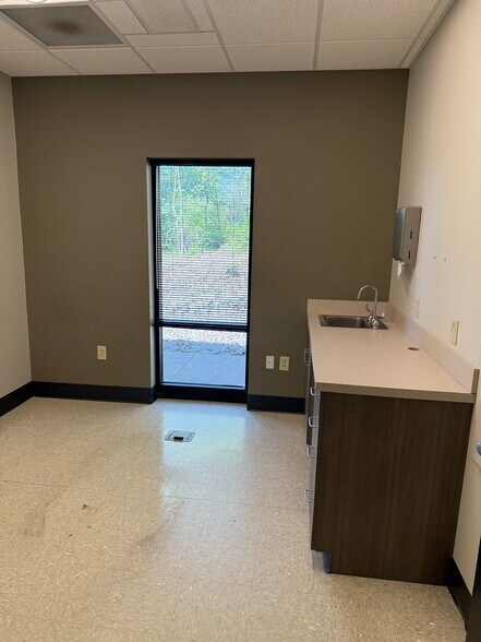 More Photos Of 209 E Emory Rd, Powell Medical For Lease