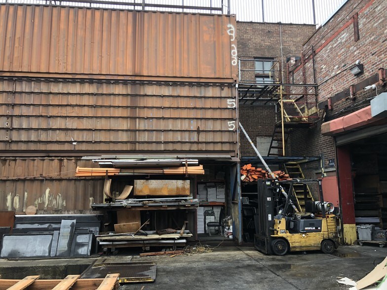 More Photos Of 582 Johnson Ave, Brooklyn Contractor Storage Yard For Lease