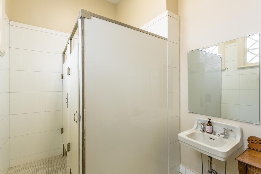 More Photos Of 12 Middlebrook Ave, Staunton Restaurant For Lease