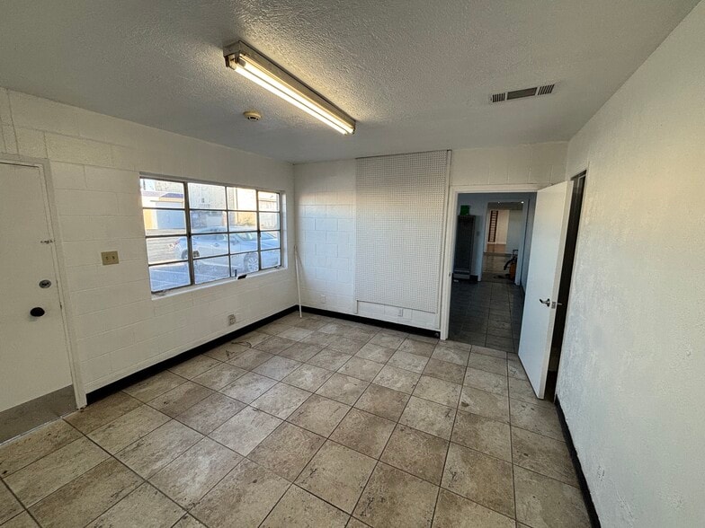 More Photos Of 1428 W South Central Park Ave, Anaheim Warehouse For Lease