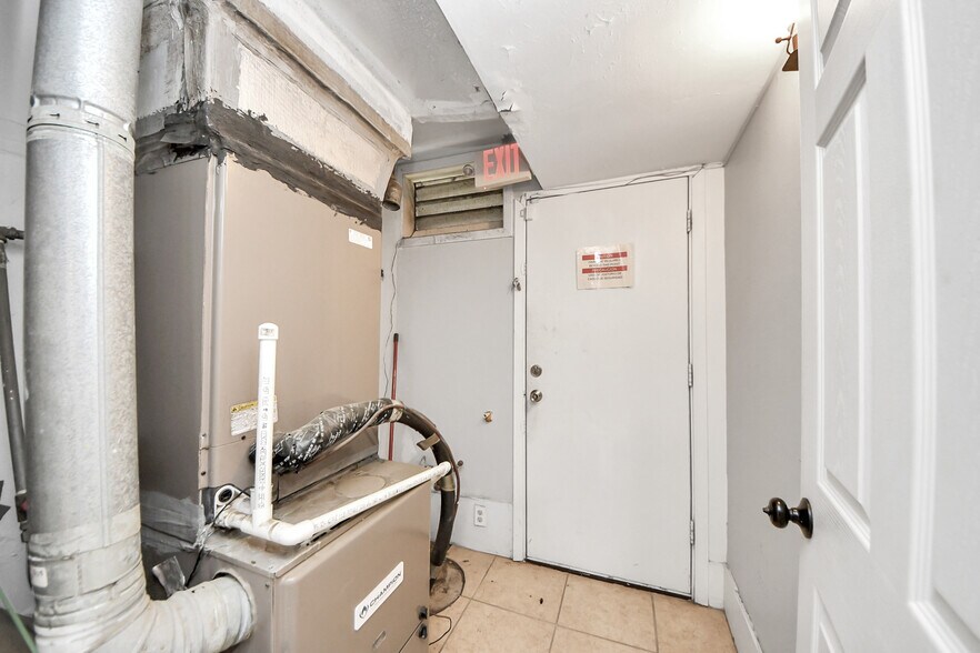 More Photos Of 2001 John St, Pasadena Office For Sale