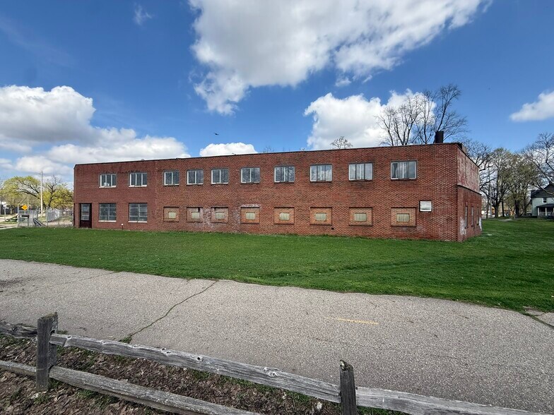 More Photos Of 808 Cobb Ave, Kalamazoo Warehouse For Sale