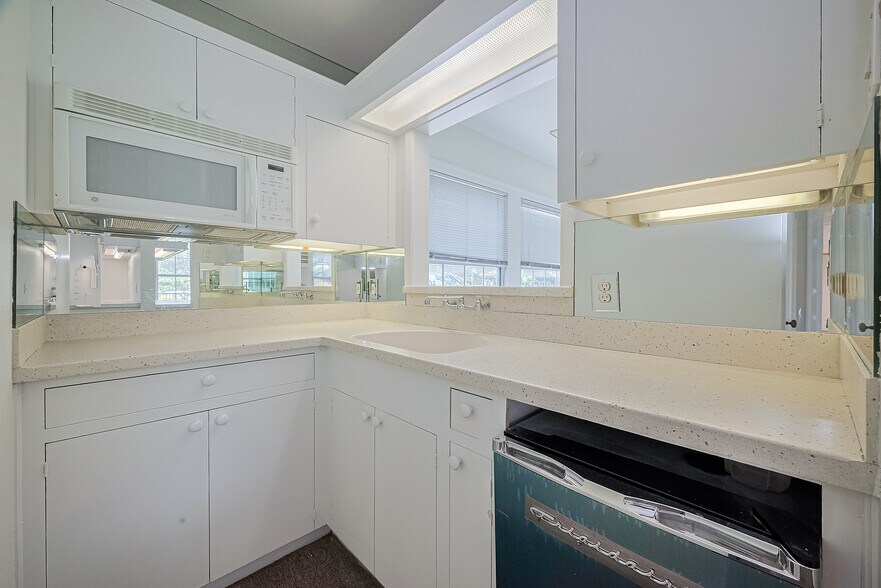 More Photos Of 826 Heights Blvd, Houston Office Residential For Sale