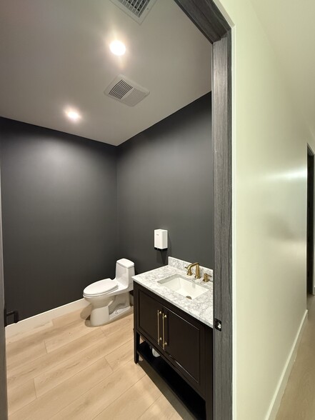 More Photos Of 17725 Rhoda St, Encino Office For Lease