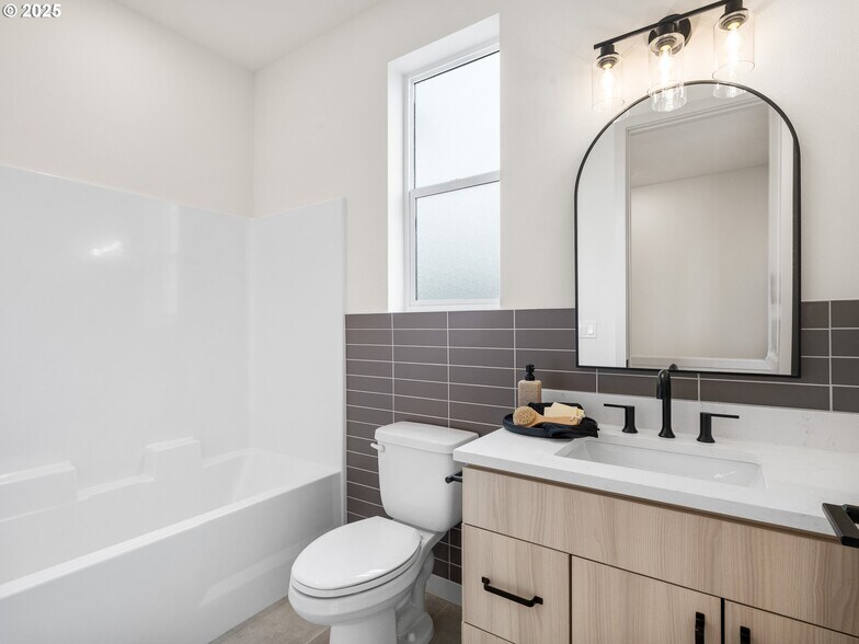 More Photos Of 305 Jetty ave, Lincoln City Multifamily For Sale