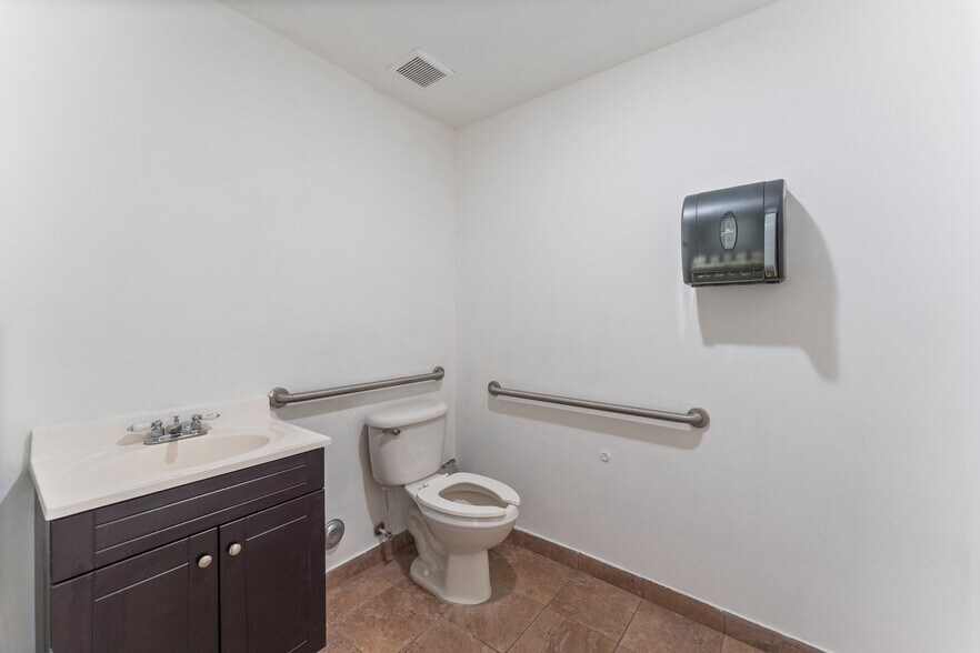 More Photos Of 13816 SW 142nd Ave, Miami Warehouse For Sale