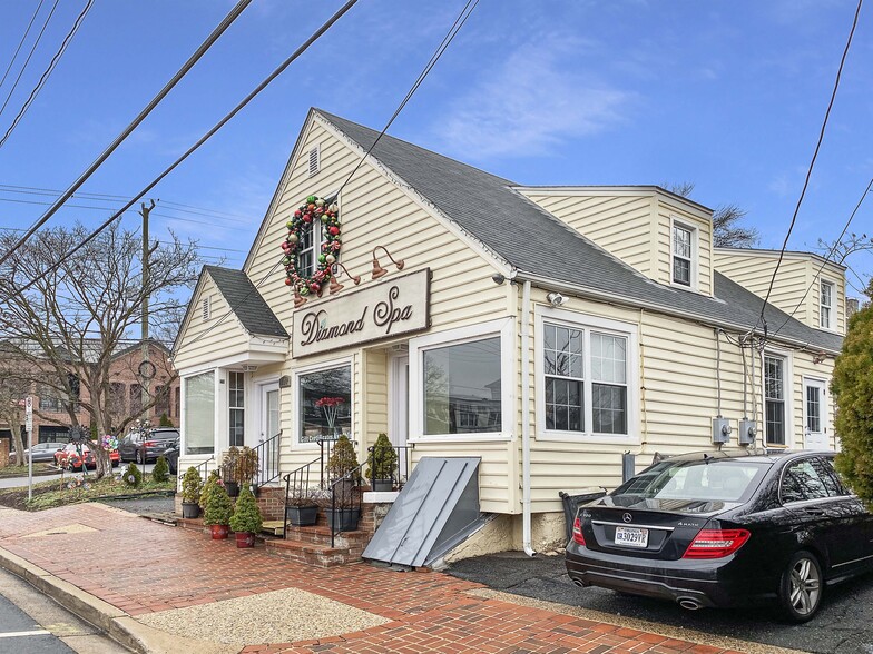 More Photos Of 108 Church St NE, Vienna Freestanding For Sale