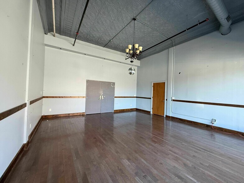 More Photos Of 300-308 W Commercial St, Springfield Storefront Retail Residential For Lease