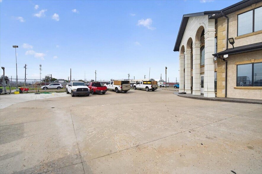 More Photos Of 12803 54th St NW, Edmonton Office For Sale