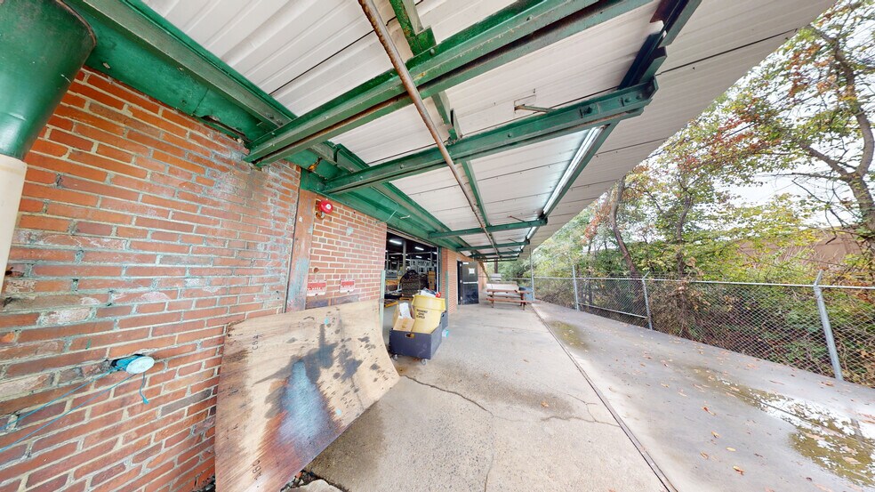 More Photos Of 2240 Shenandoah Ave, Roanoke Warehouse For Lease