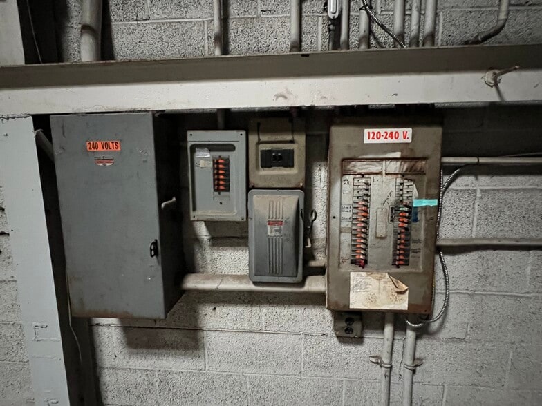 More Photos Of 4941 E Admiral Pl, Tulsa Flex For Lease