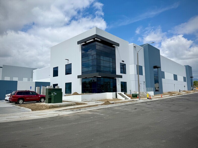 More Photos Of 1050 E Holt Blvd, Ontario Distribution For Sale