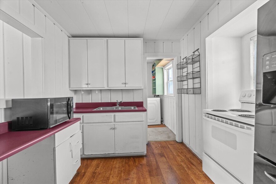 More Photos Of 806 N 3rd Ave, Chatsworth Office Residential For Sale