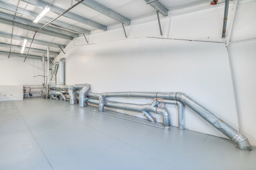 More Photos Of 62958 NE Layton Ave, Bend Light Manufacturing For Sale