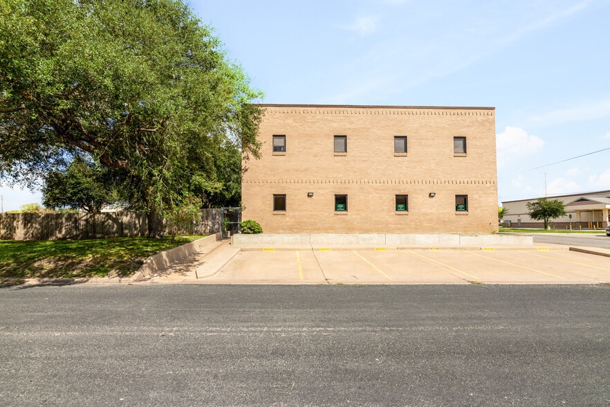 More Photos Of 208 E Houston St, Beeville Office For Sale