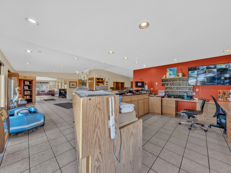 More Photos Of 2889 Howard Av, Windsor Hotel For Sale