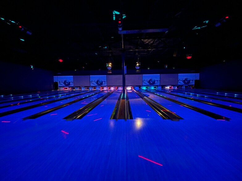 More Photos Of 101 Franks Rd, Marengo Bowling Alley For Lease