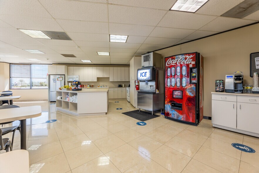 More Photos Of 9000 Gulf Fwy, Houston Office For Lease