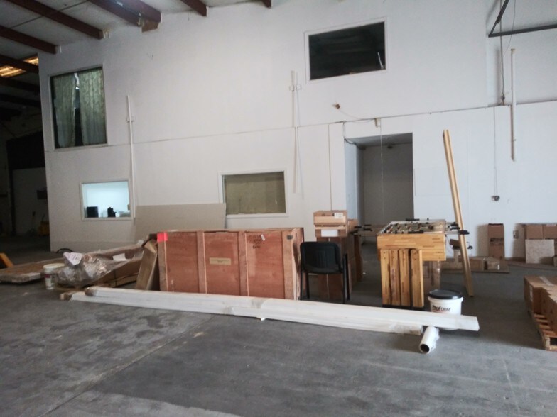More Photos Of 5017 N Coolidge Dr, Tampa Warehouse For Lease