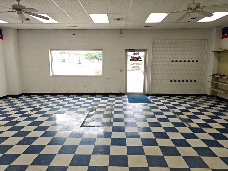 More Photos Of 908 W C St, McCook Auto Repair For Sale