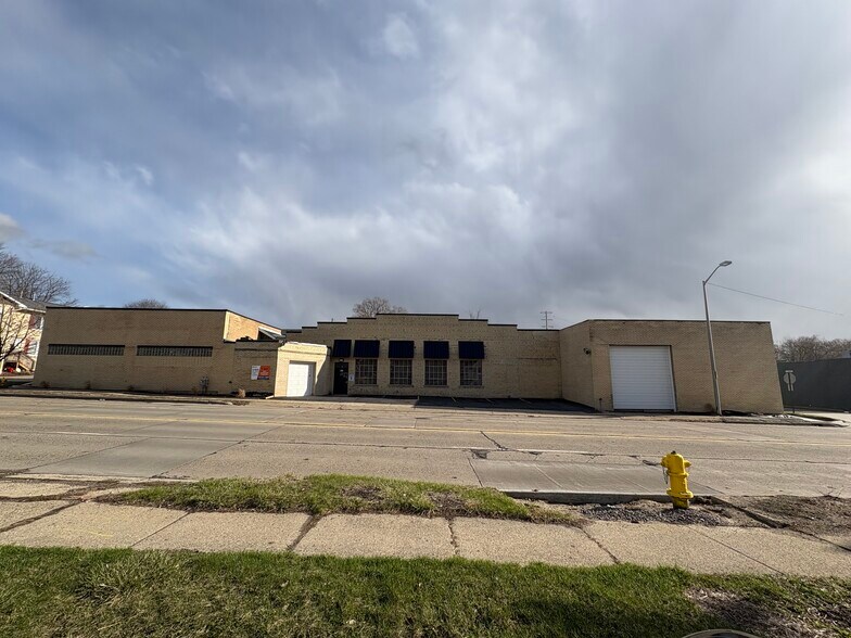 Primary Photo Of 500 Auburn Rd, Pontiac Warehouse For Lease