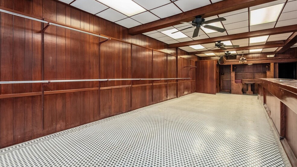 More Photos Of 22 N Park Pl, Newark Bar For Lease