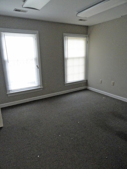 More Photos Of 4102 George Washington Mem Hwy, Yorktown Office For Lease